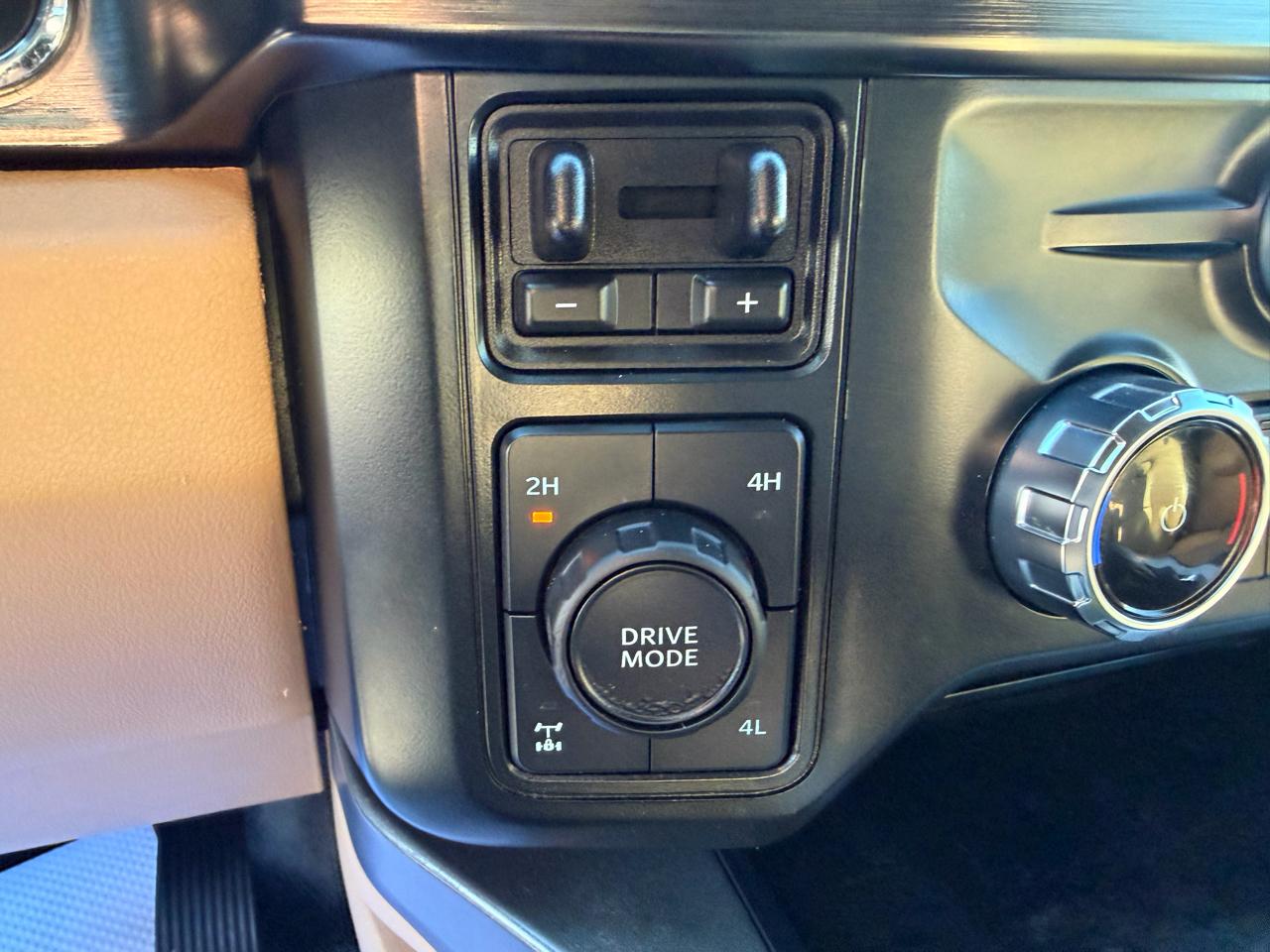 Ford F-350 SD Lariat Crew Cab Short Bed 4WD 2023