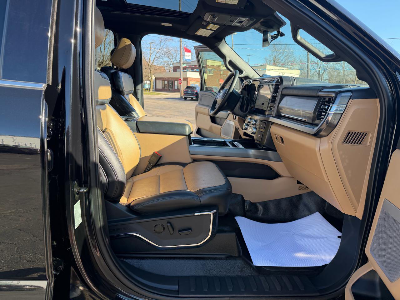 Ford F-350 SD Lariat Crew Cab Short Bed 4WD 2023