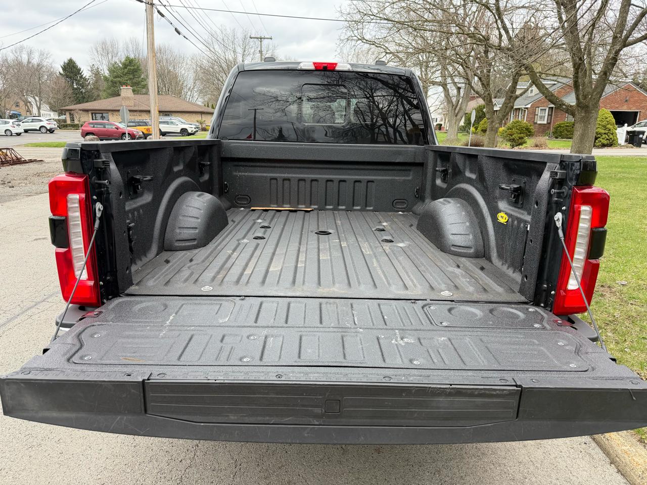 Ford F-350 SD Lariat Crew Cab Short Bed 4WD 2023