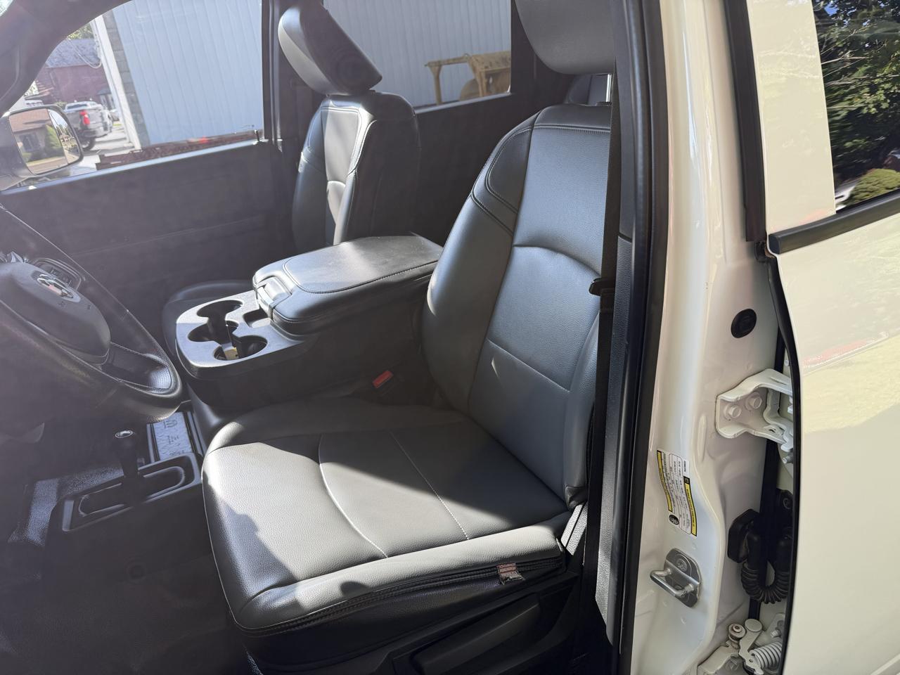 RAM 3500 Tradesman 4x4 Crew Cab 8' Box 2022