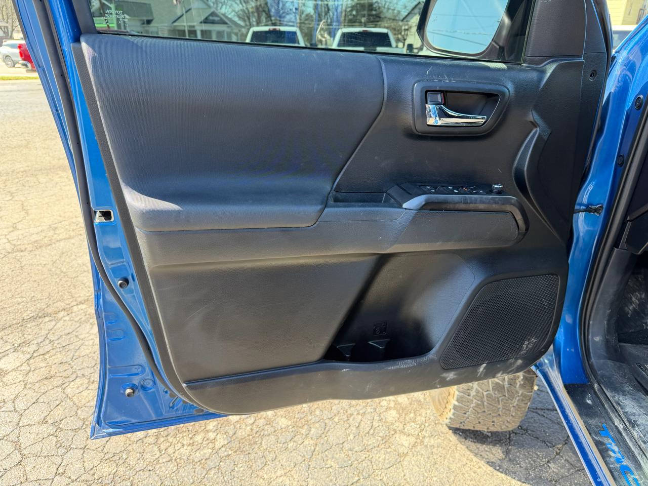 Toyota Tacoma 4WD Double Cab V6 AT TRD Off Road (Natl) 2017