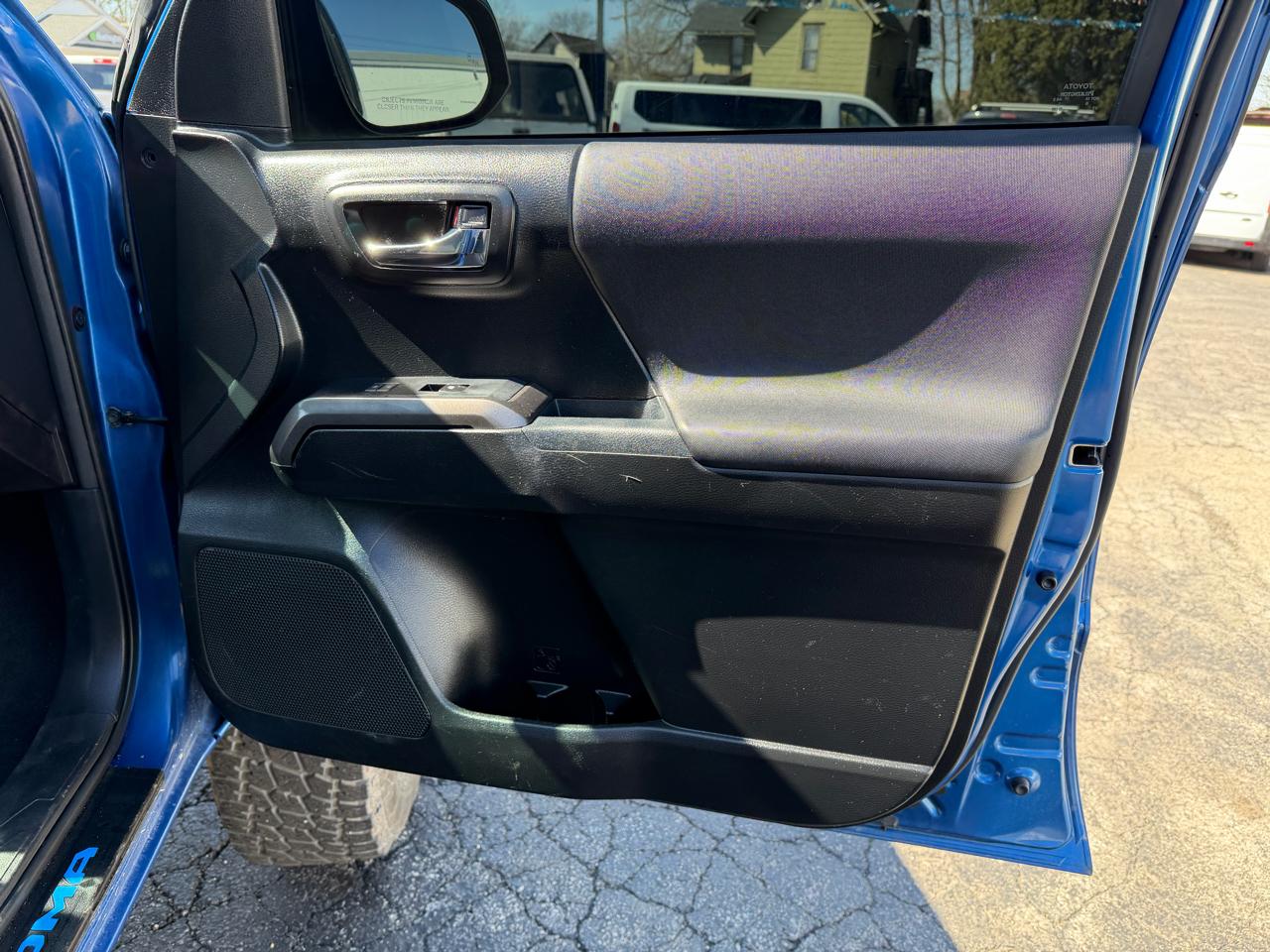 Toyota Tacoma 4WD Double Cab V6 AT TRD Off Road (Natl) 2017