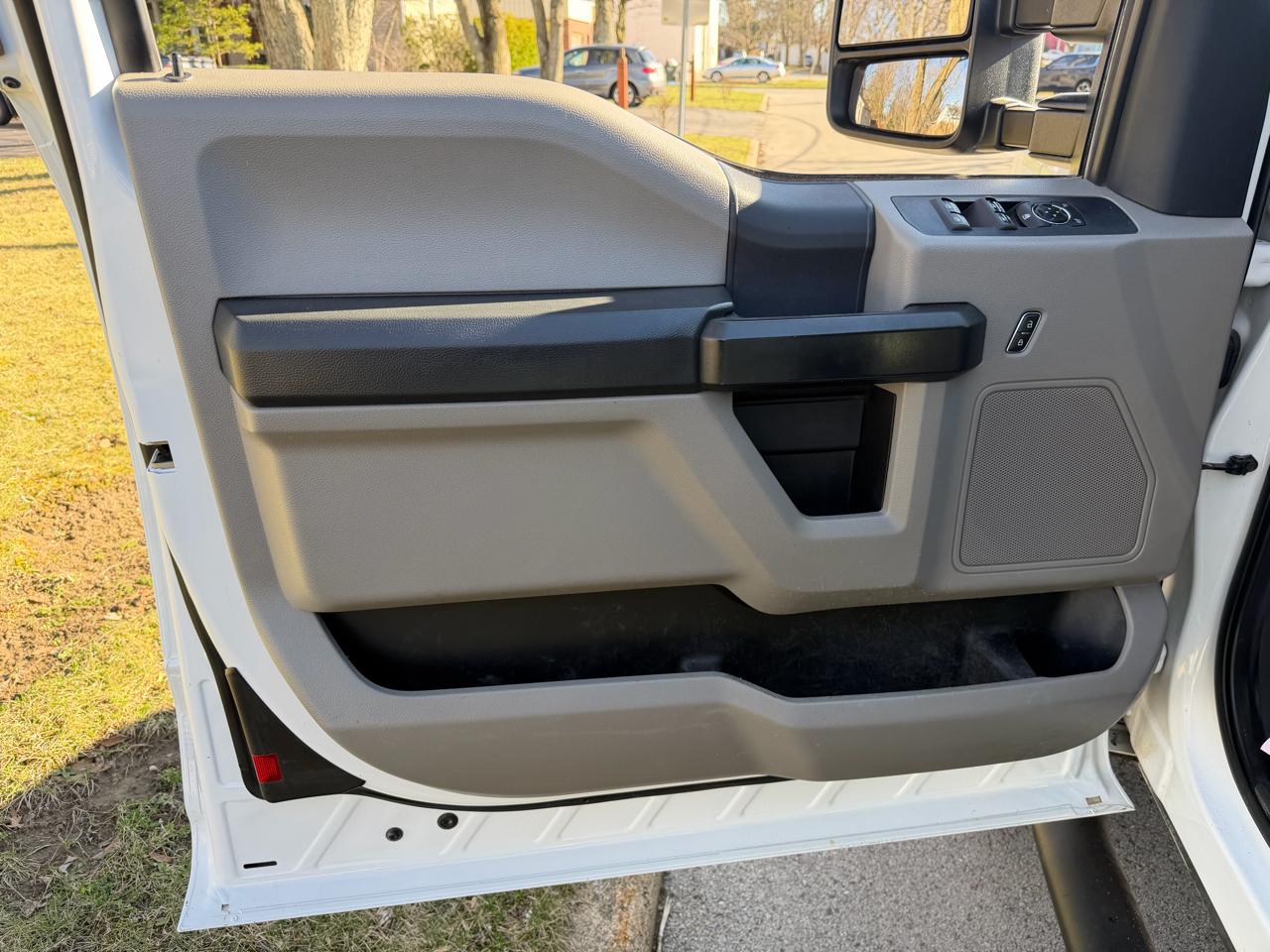 Ford Super Duty F-250 SRW XL 4WD SuperCab 8' Box 2022