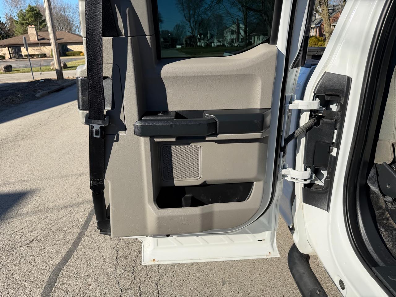 Ford Super Duty F-250 SRW XL 4WD SuperCab 8' Box 2022