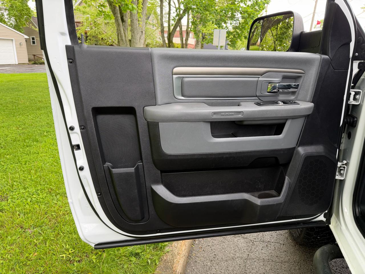 RAM 2500 Tradesman 4x4 Reg Cab 8' Box 2017