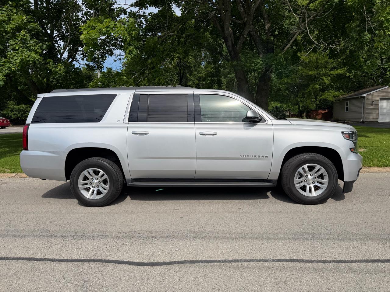 Chevrolet Suburban 4WD 4dr 1500 LT 2019