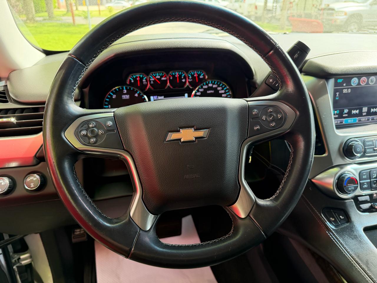 Chevrolet Suburban 4WD 4dr 1500 LT 2019