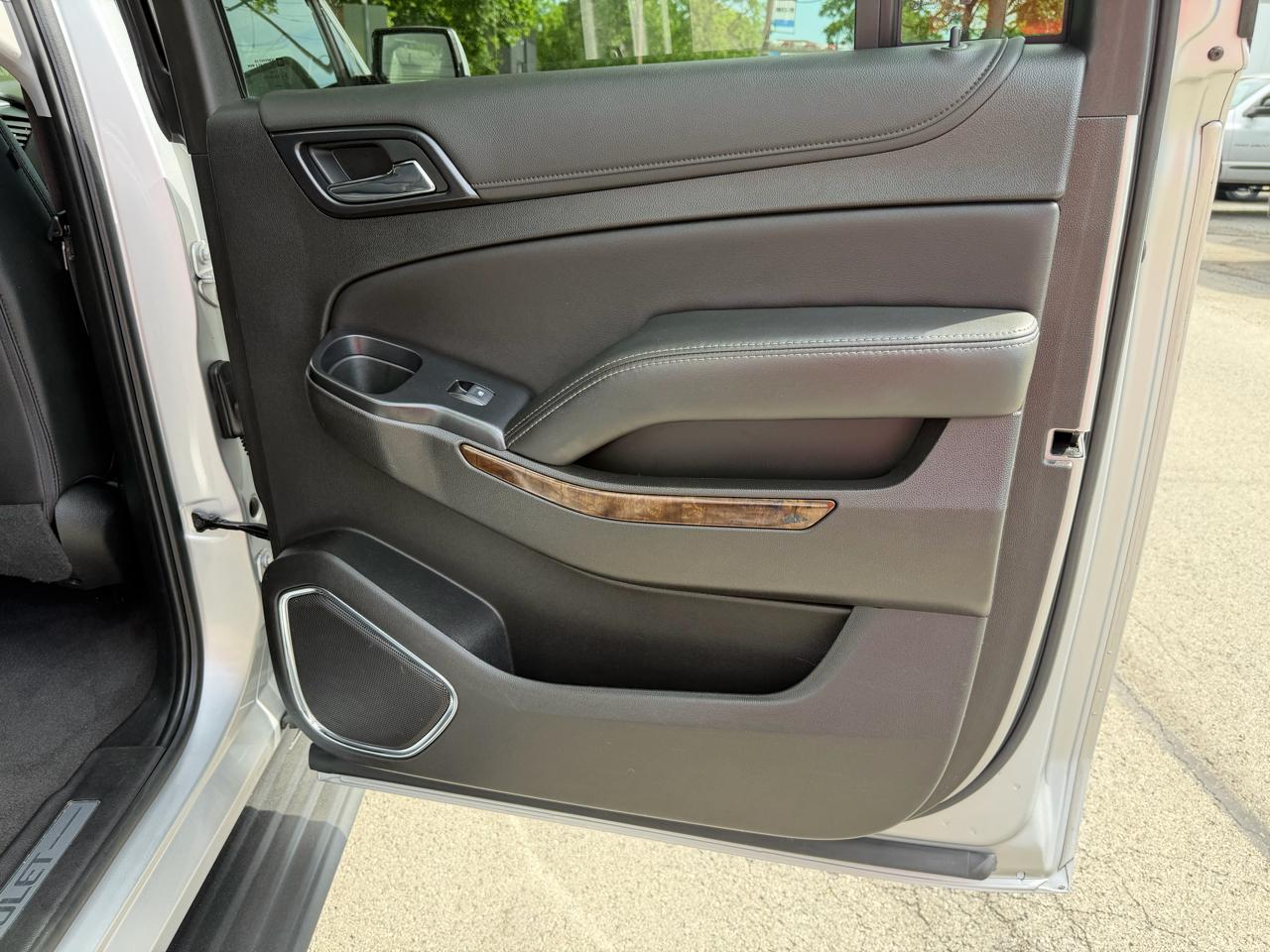 Chevrolet Suburban 4WD 4dr 1500 LT 2019