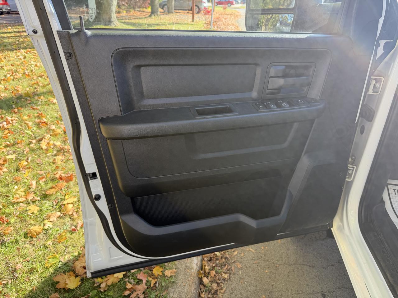 RAM 3500 Tradesman 4x4 Crew Cab 8' Box 2023