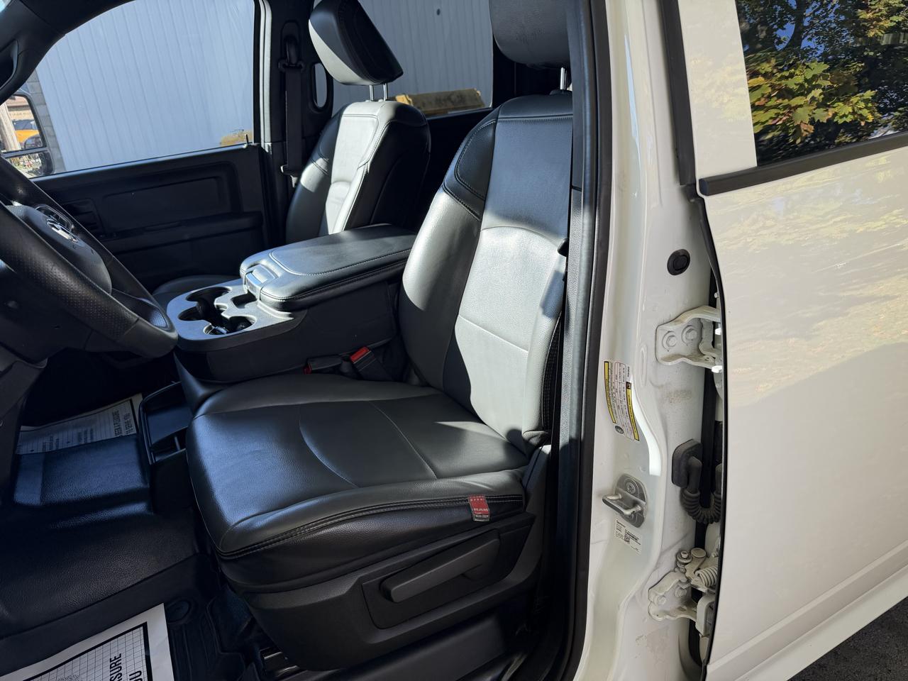 RAM 3500 Tradesman 4x4 Crew Cab 8' Box 2023