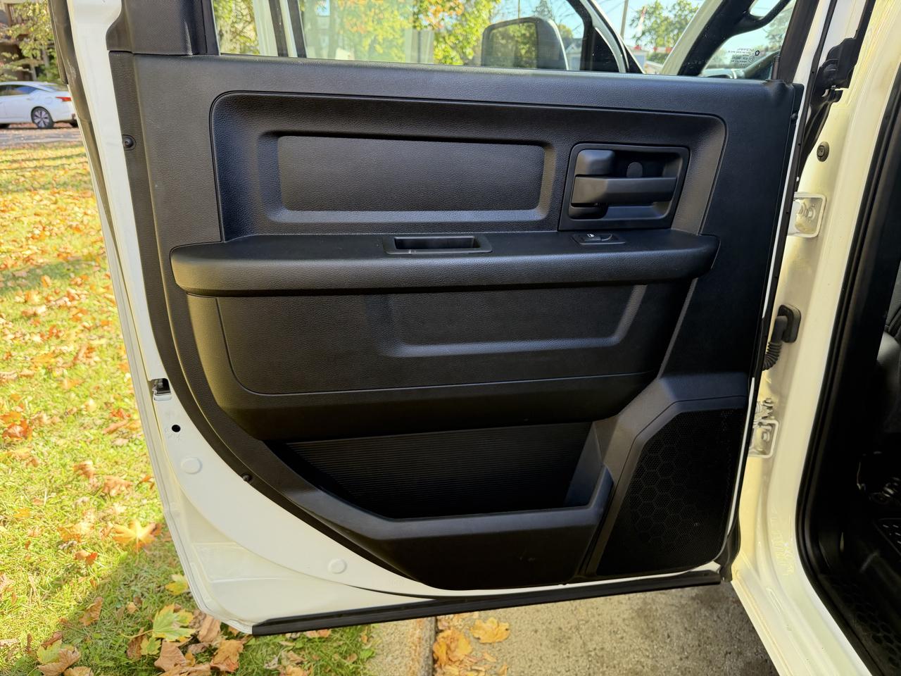 RAM 3500 Tradesman 4x4 Crew Cab 8' Box 2023
