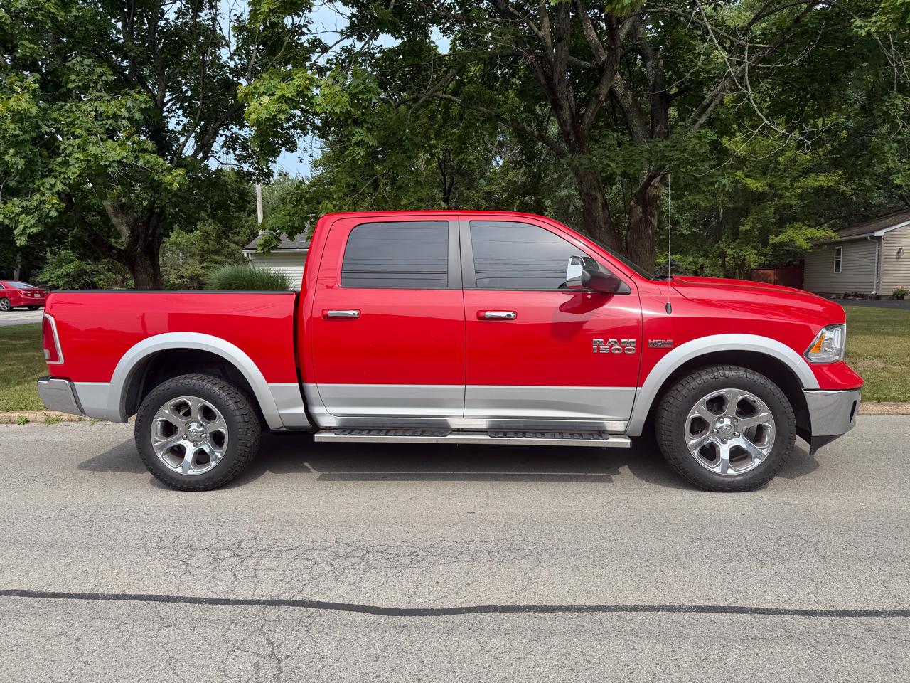 RAM 1500 4WD Crew Cab 140.5" Laramie 2015