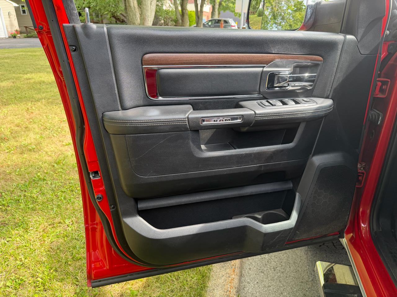 RAM 1500 4WD Crew Cab 140.5" Laramie 2015