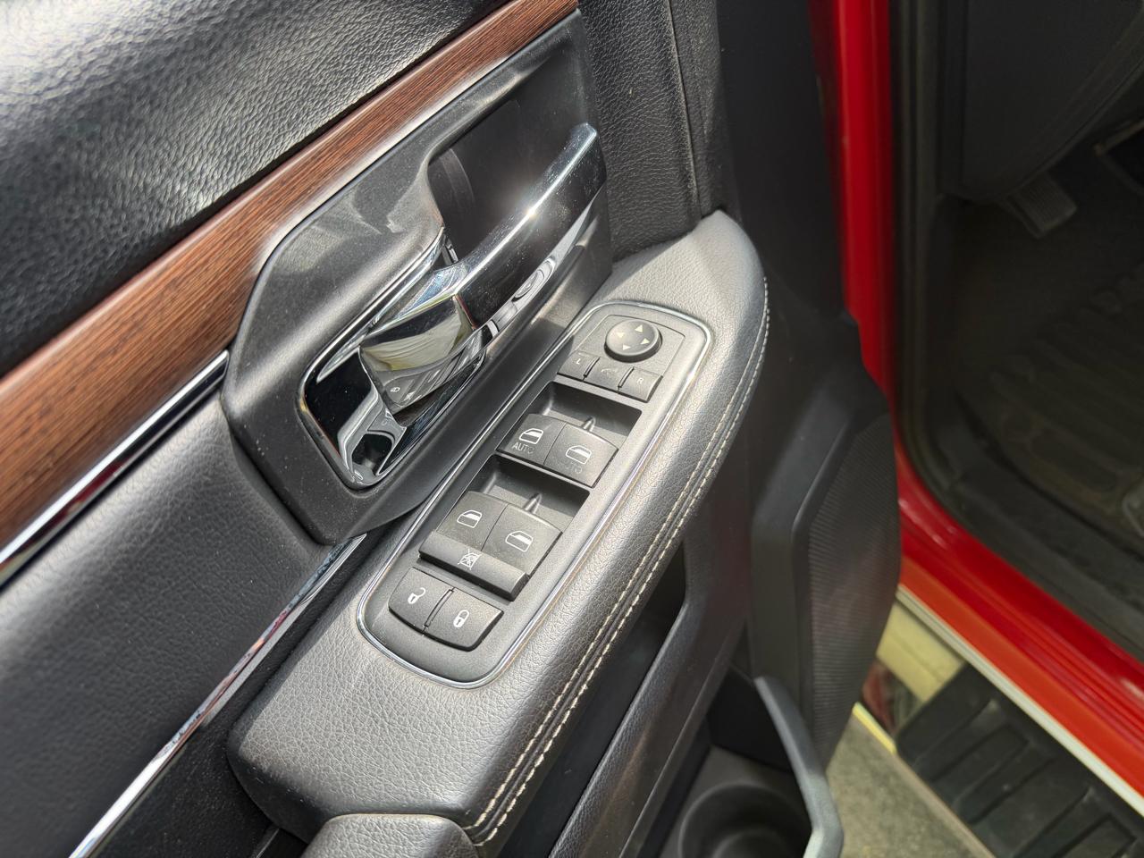 RAM 1500 4WD Crew Cab 140.5" Laramie 2015