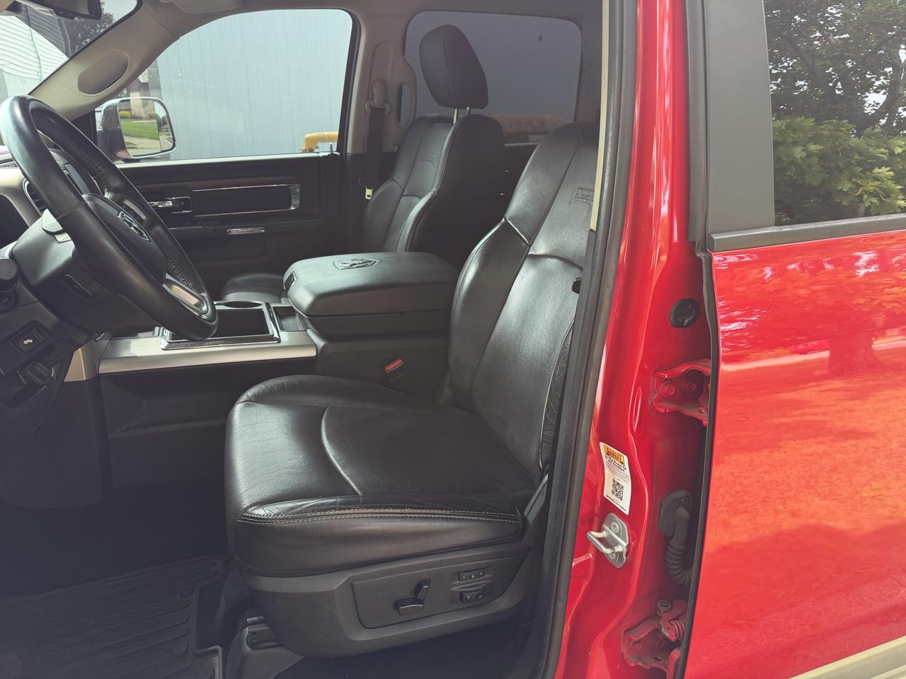 RAM 1500 4WD Crew Cab 140.5" Laramie 2015