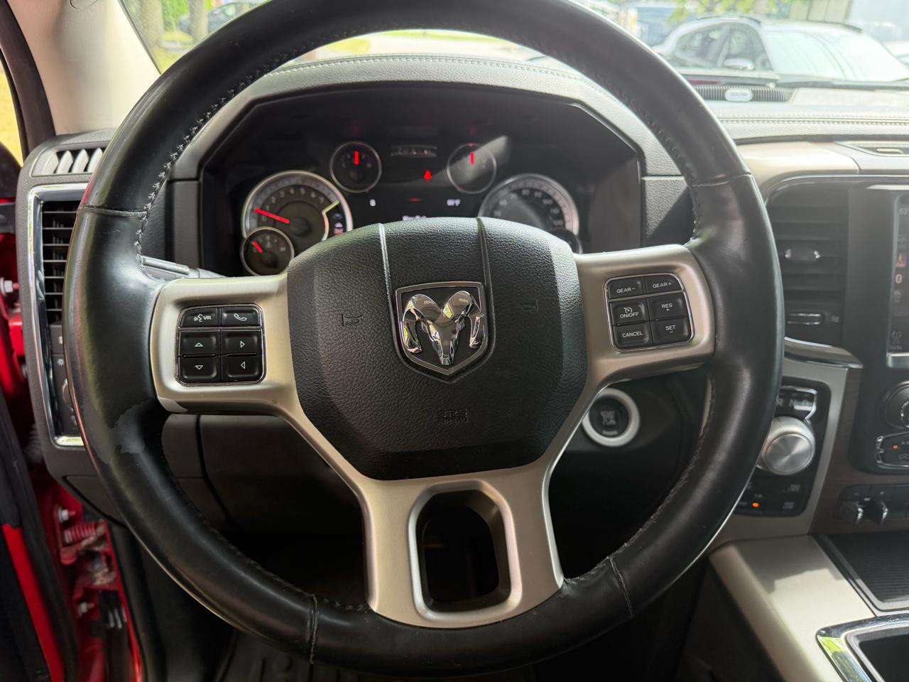 RAM 1500 4WD Crew Cab 140.5" Laramie 2015
