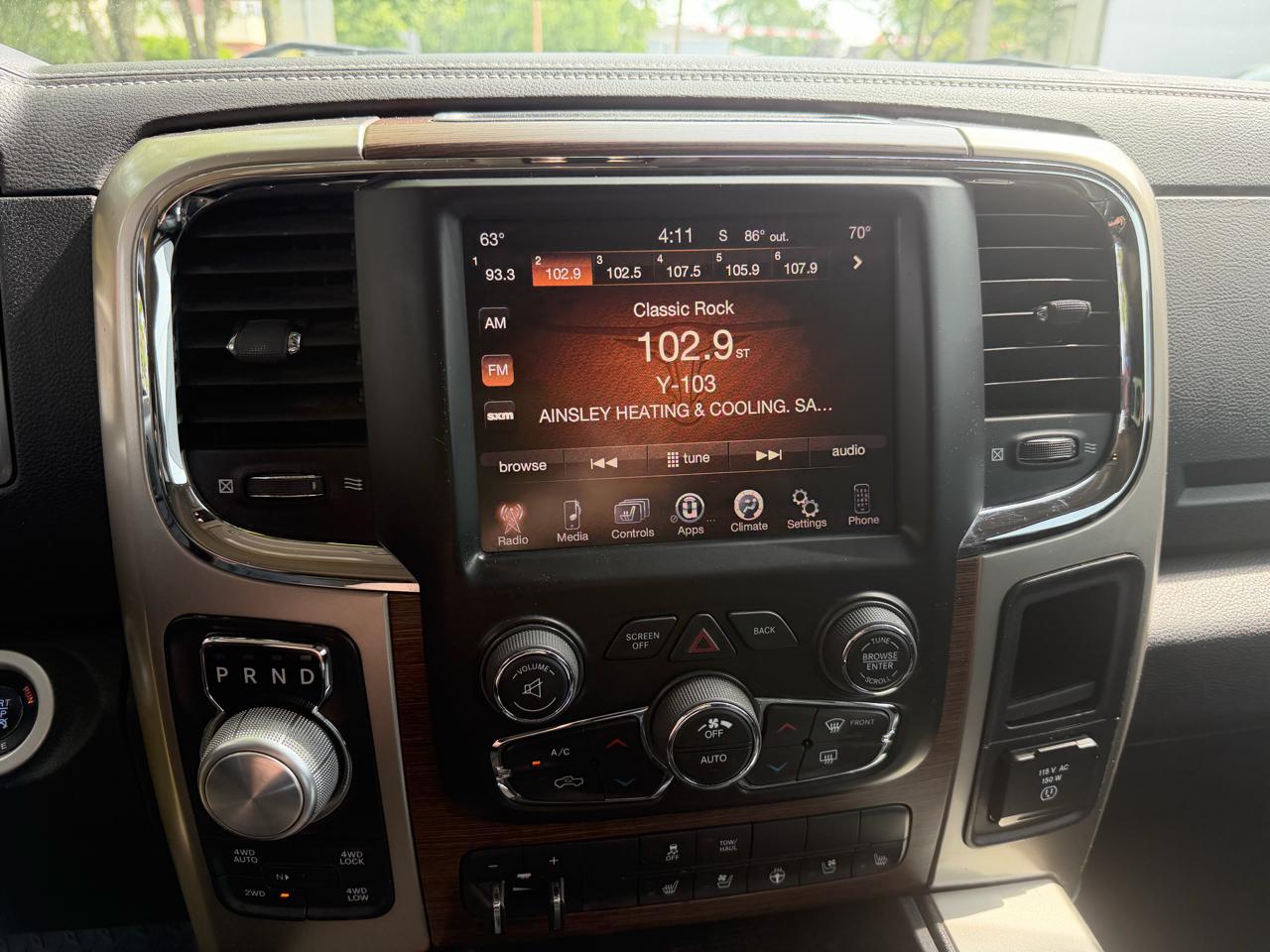 RAM 1500 4WD Crew Cab 140.5" Laramie 2015