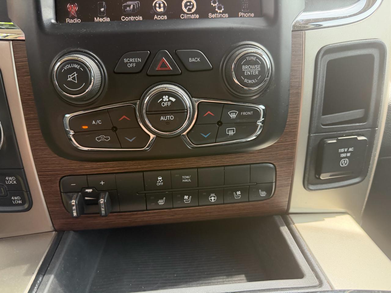 RAM 1500 4WD Crew Cab 140.5" Laramie 2015