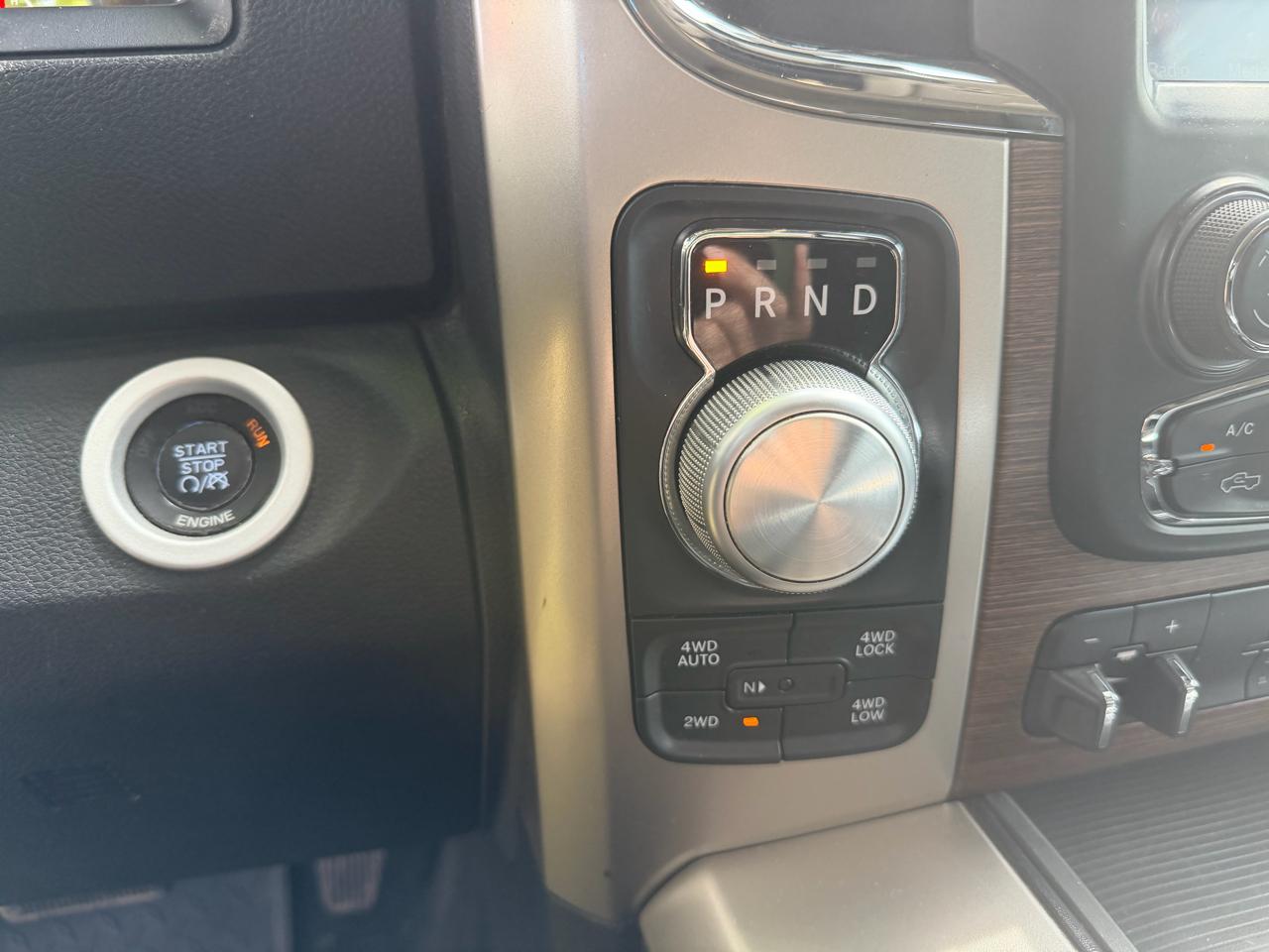 RAM 1500 4WD Crew Cab 140.5" Laramie 2015