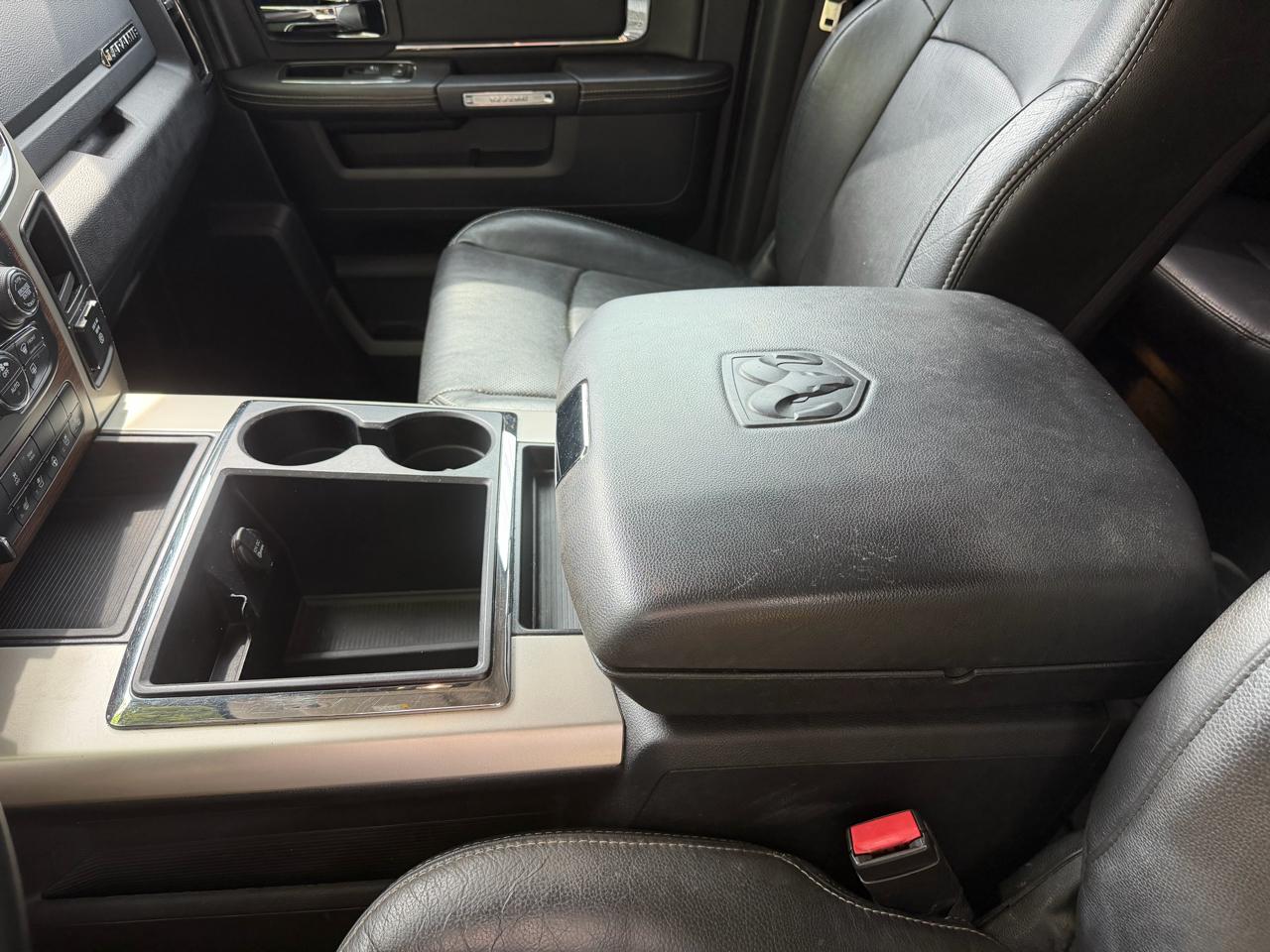 RAM 1500 4WD Crew Cab 140.5" Laramie 2015