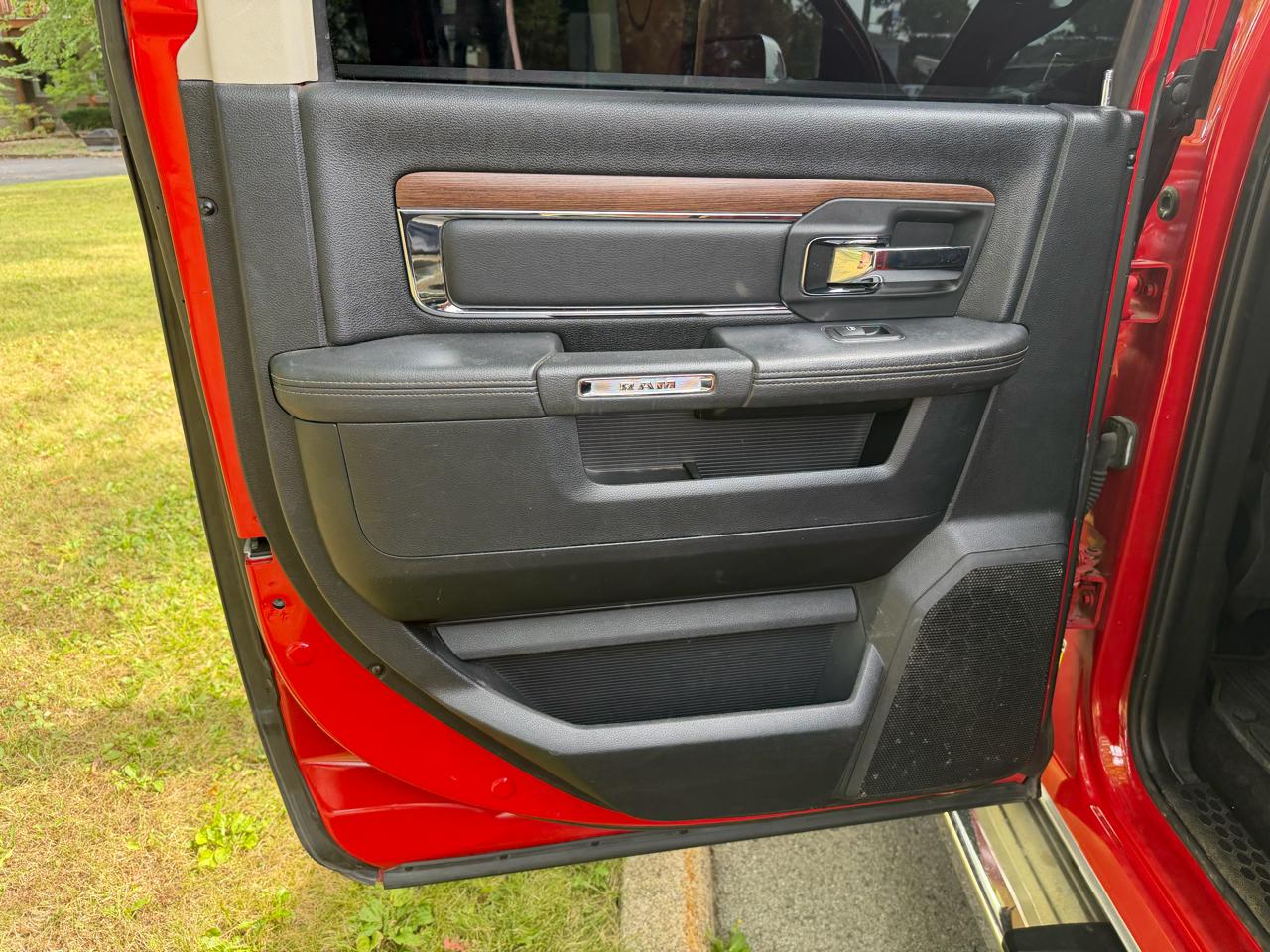 RAM 1500 4WD Crew Cab 140.5" Laramie 2015