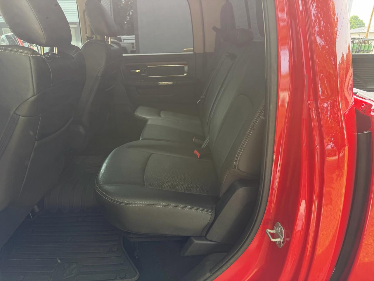 RAM 1500 4WD Crew Cab 140.5" Laramie 2015