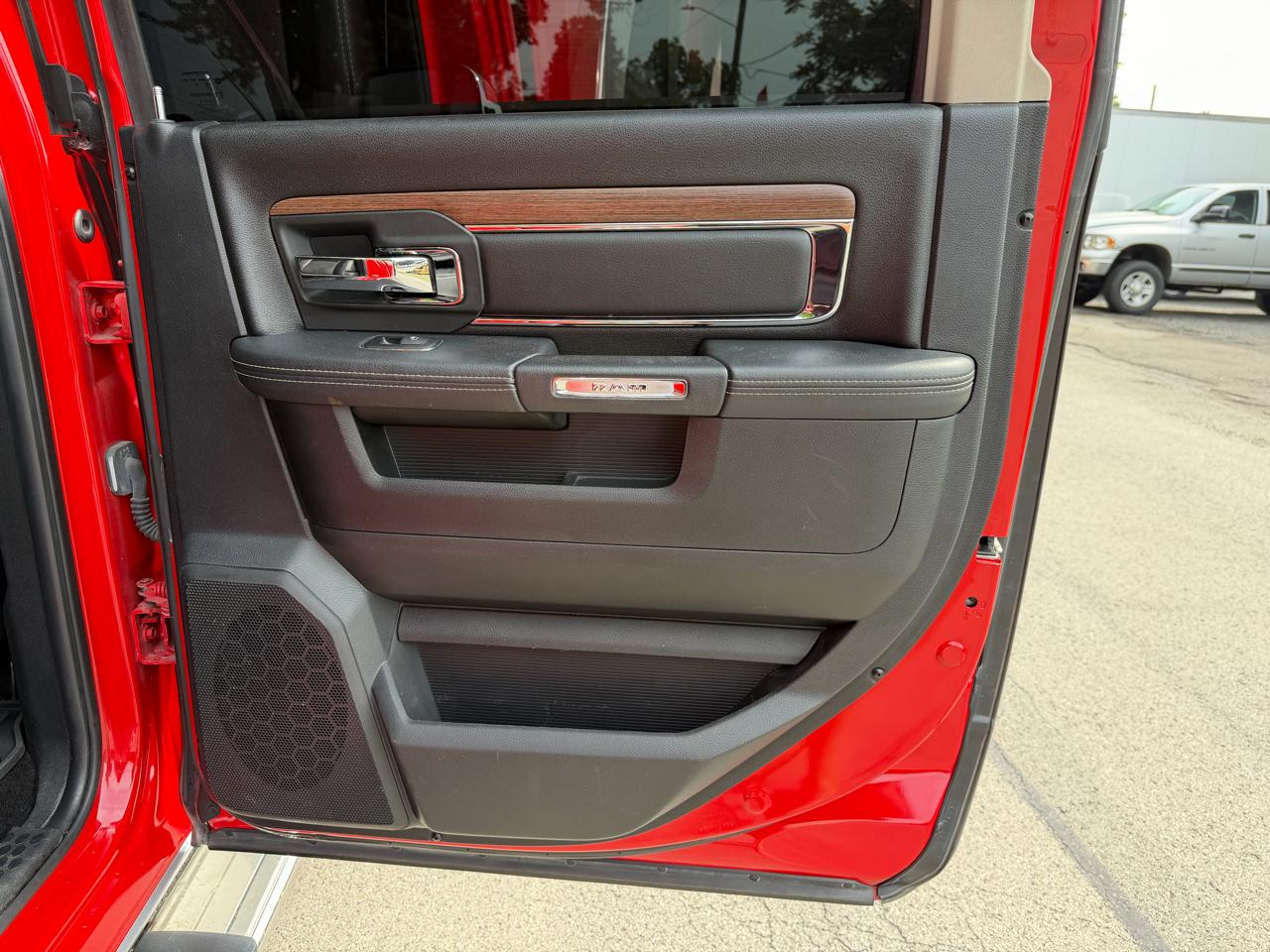 RAM 1500 4WD Crew Cab 140.5" Laramie 2015