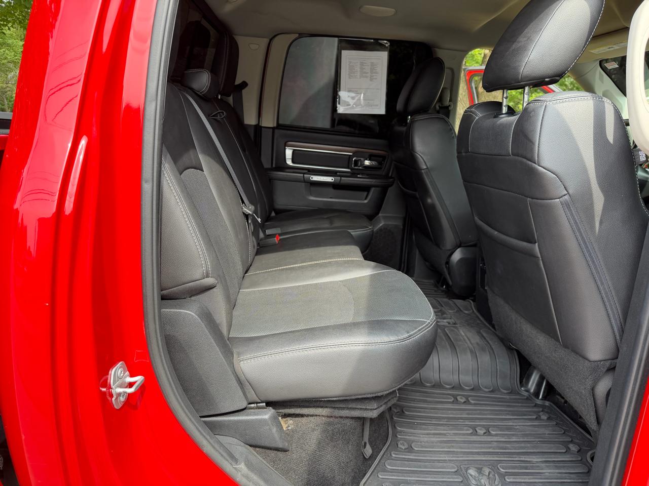 RAM 1500 4WD Crew Cab 140.5" Laramie 2015