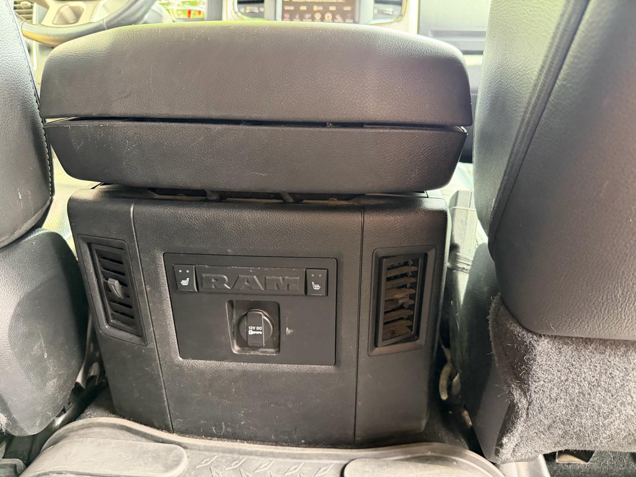 RAM 1500 4WD Crew Cab 140.5" Laramie 2015