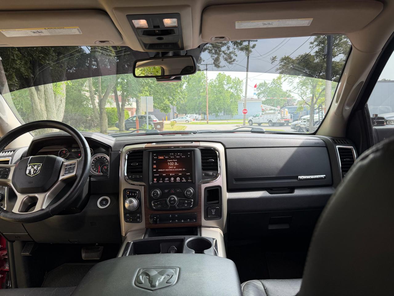 RAM 1500 4WD Crew Cab 140.5" Laramie 2015