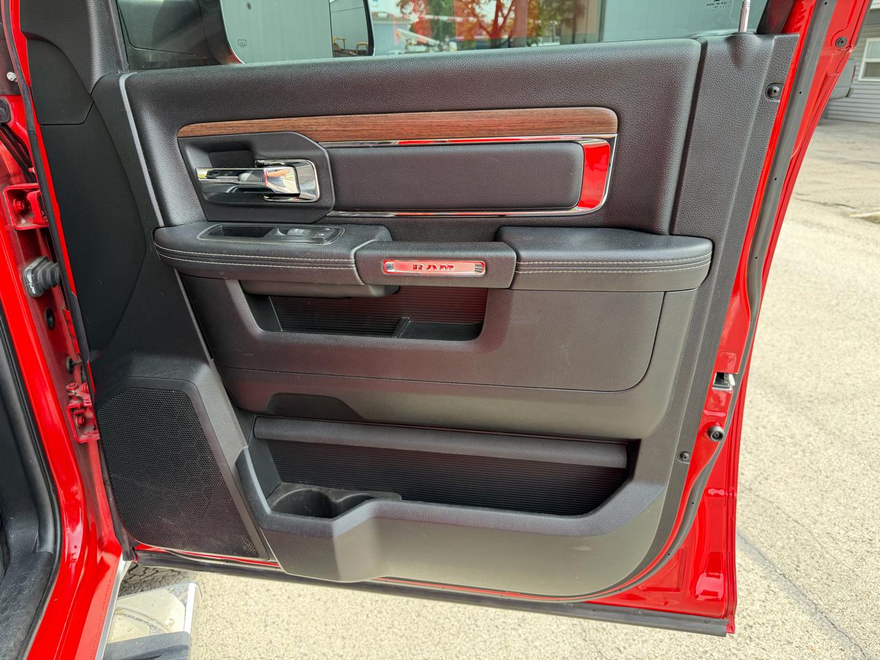 RAM 1500 4WD Crew Cab 140.5" Laramie 2015