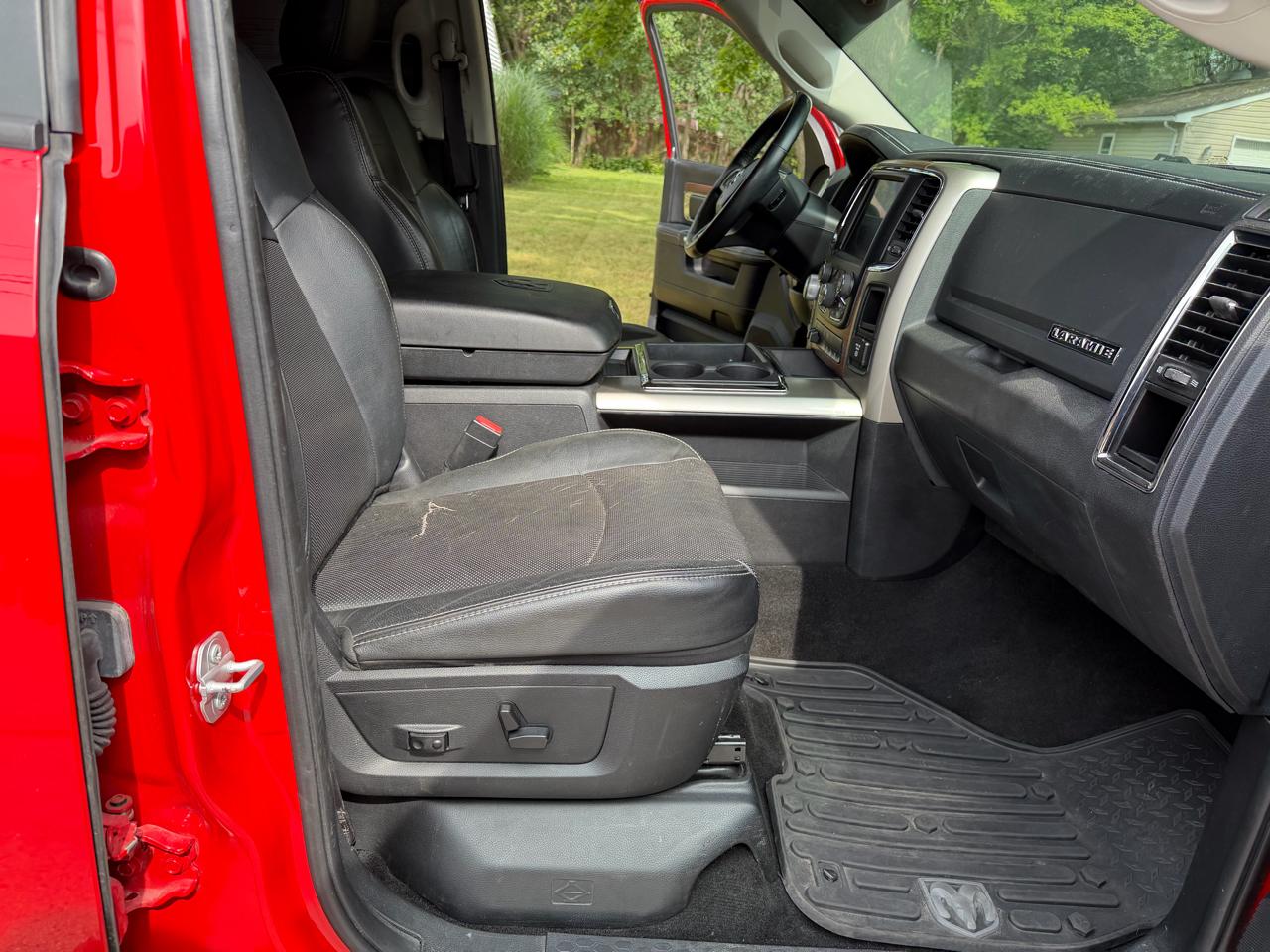 RAM 1500 4WD Crew Cab 140.5" Laramie 2015