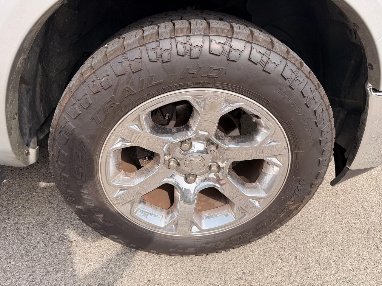 RAM 1500 4WD Crew Cab 140.5" Laramie 2015