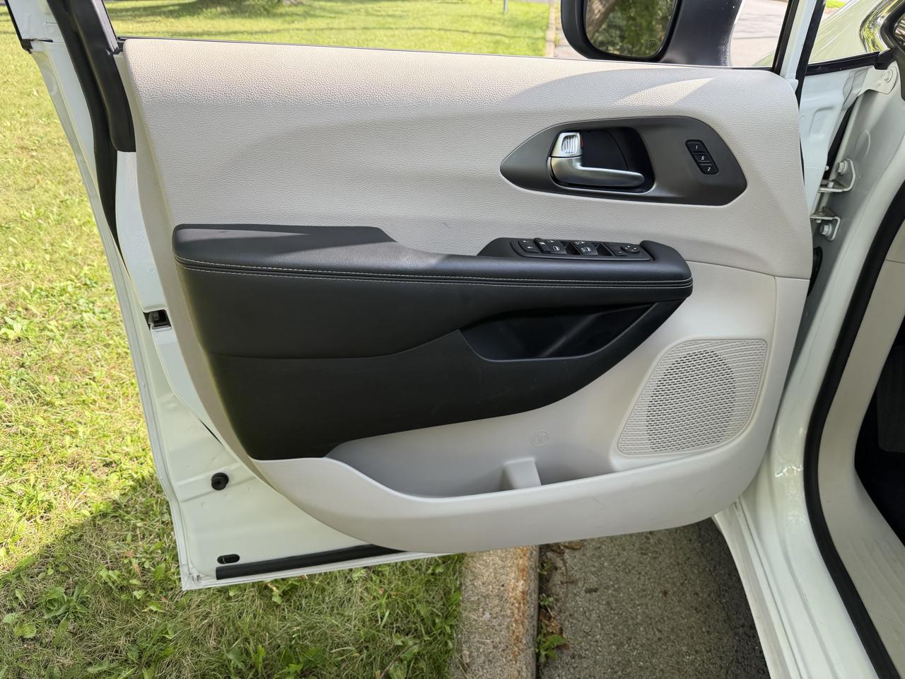 Chrysler Pacifica Touring L 2023