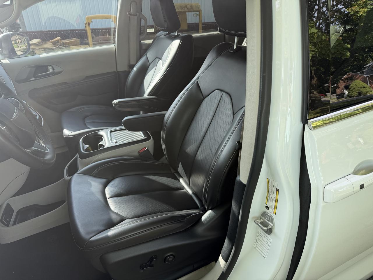 Chrysler Pacifica Touring L 2023