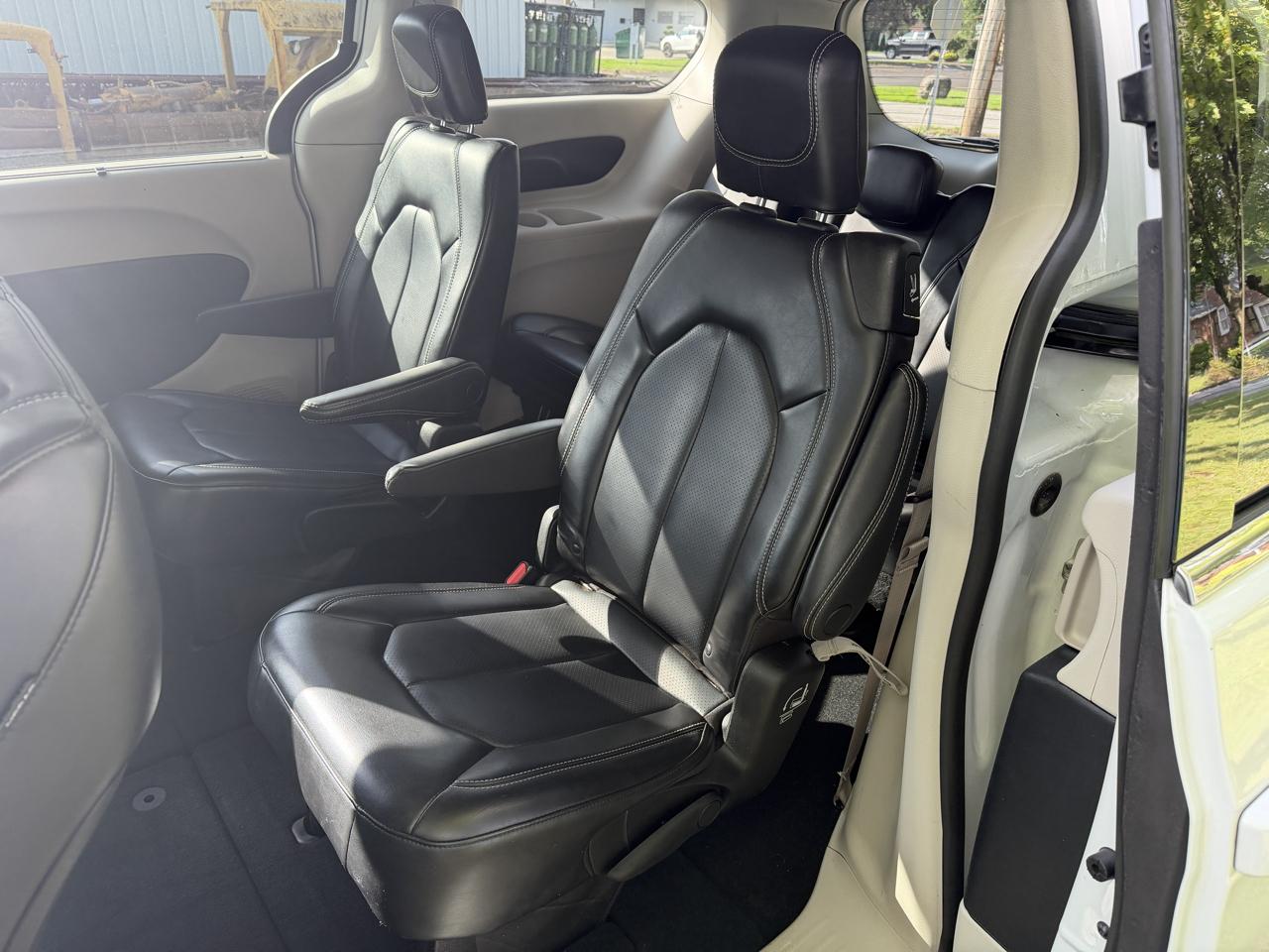 Chrysler Pacifica Touring L 2023