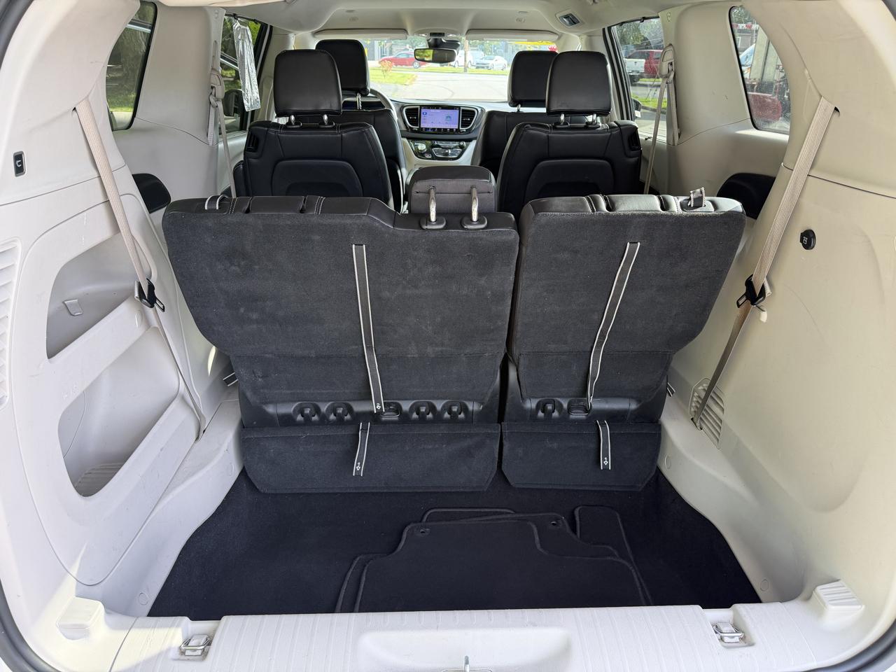 Chrysler Pacifica Touring L 2023