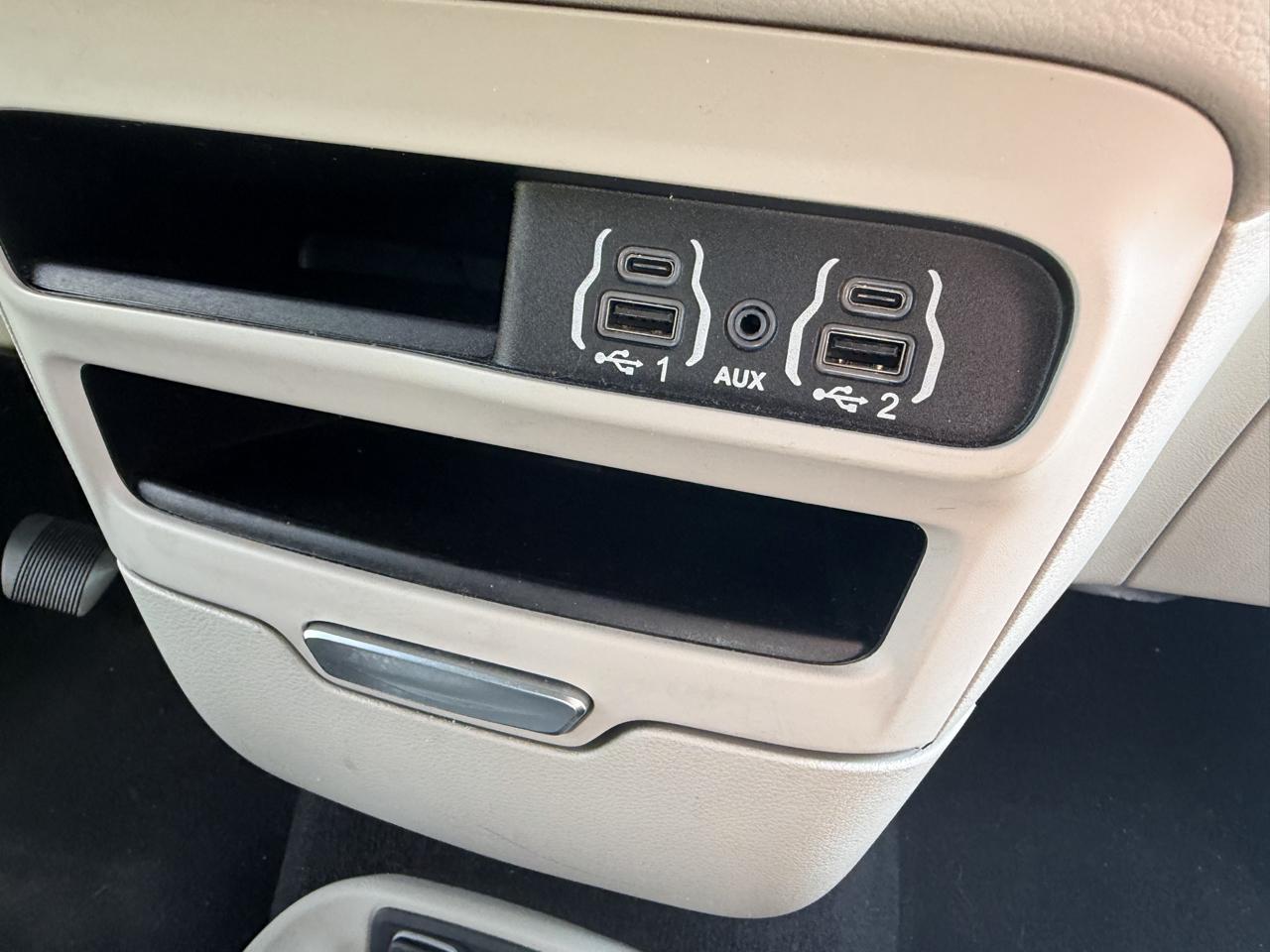 Chrysler Pacifica Touring L 2023