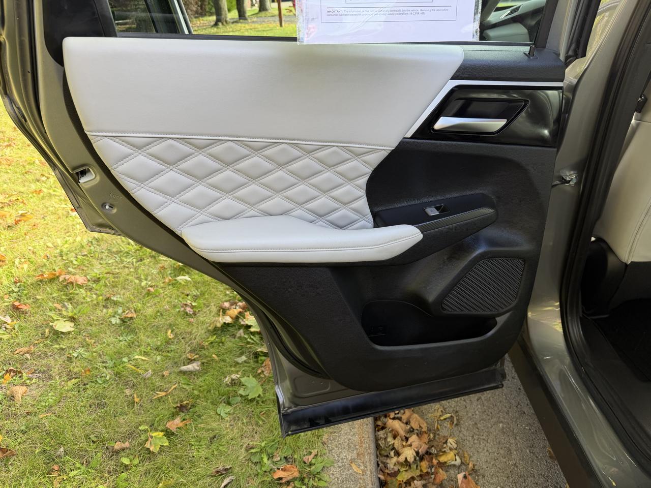 Mitsubishi Outlander SEL 4D SUV FWD 2022