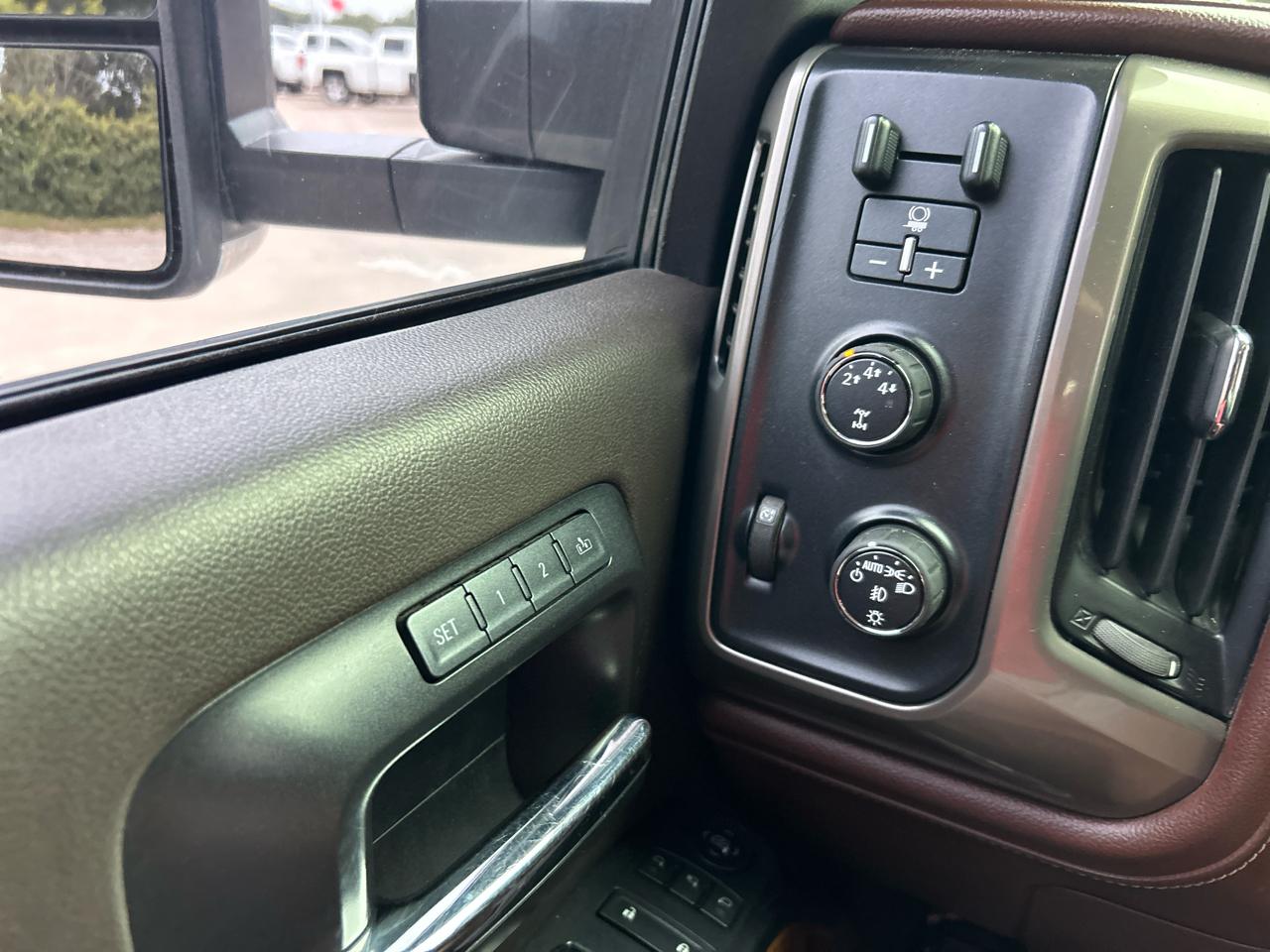 Chevrolet Silverado 2500HD Built After Aug 14 4WD Crew Cab 153.7" High Country 2015
