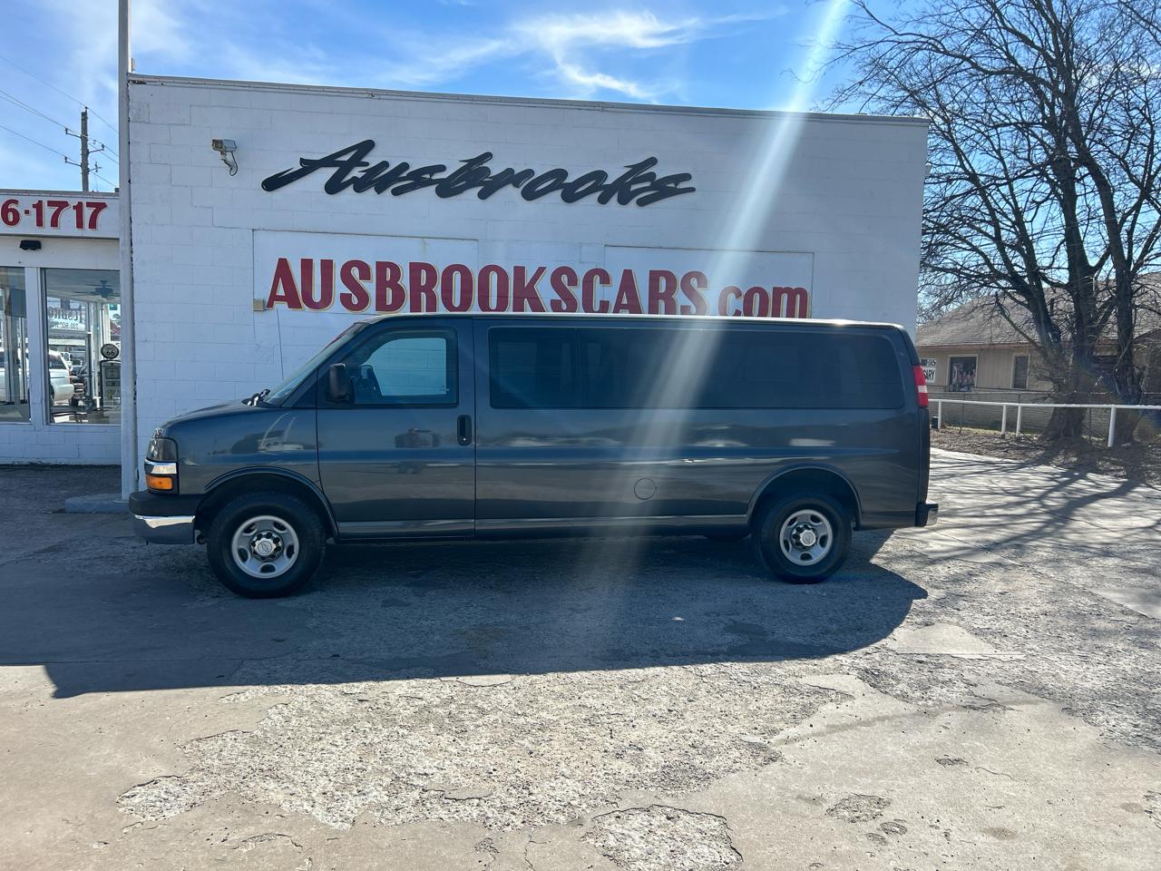 2014 Chevrolet Express Passenger RWD 3500 155" LT w/1LT