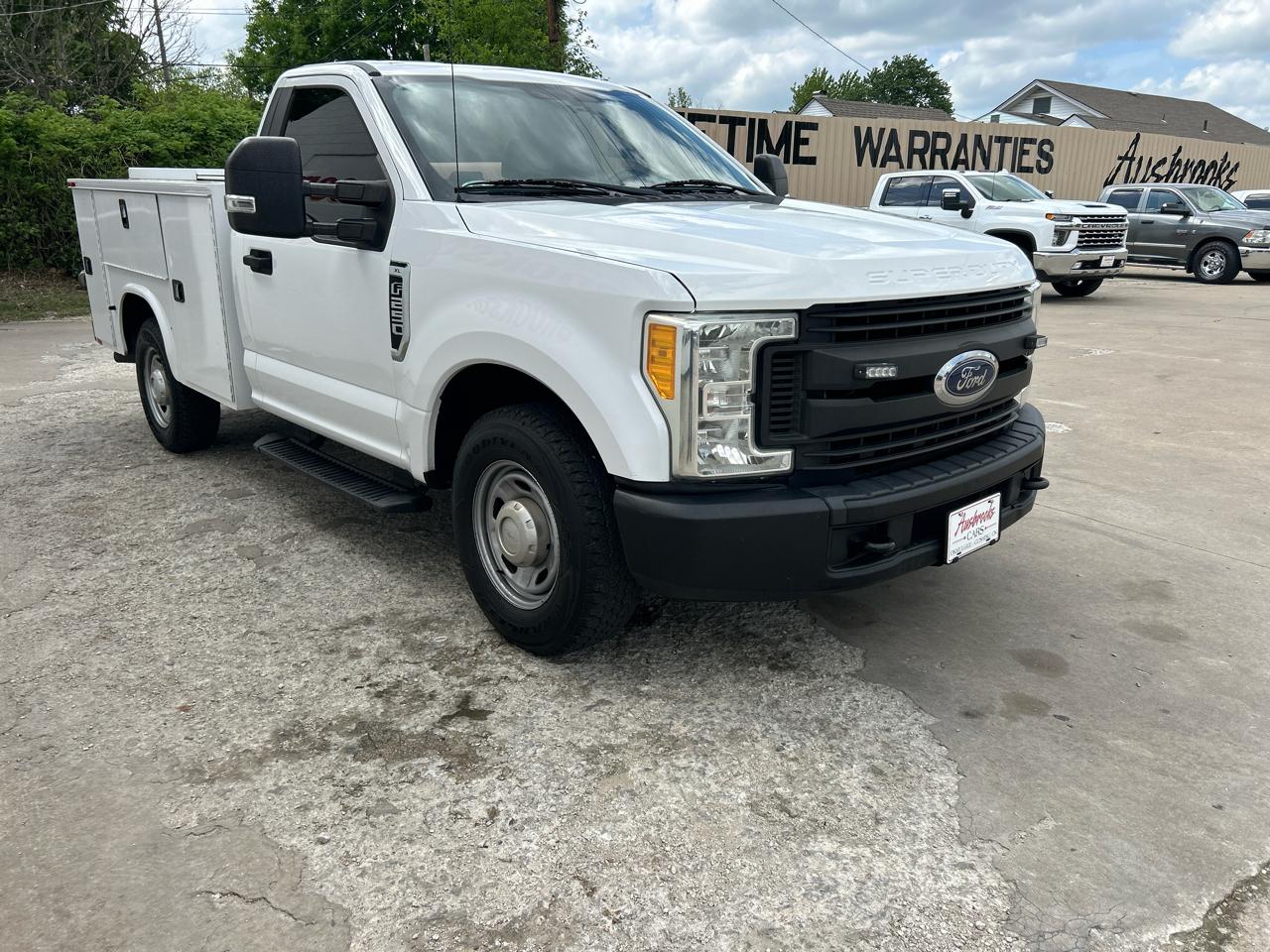 Ford Super Duty F-250 SRW XLT 2WD Reg Cab 8' Box 2017