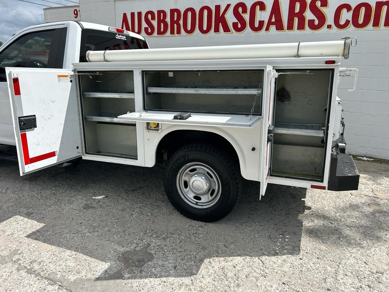 Ford Super Duty F-250 SRW XLT 2WD Reg Cab 8' Box 2017