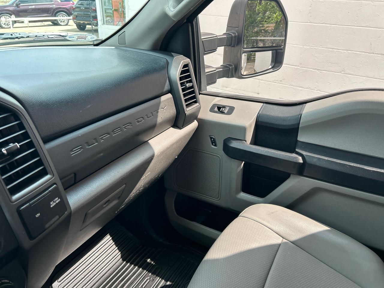 Ford Super Duty F-250 SRW XLT 2WD Reg Cab 8' Box 2017