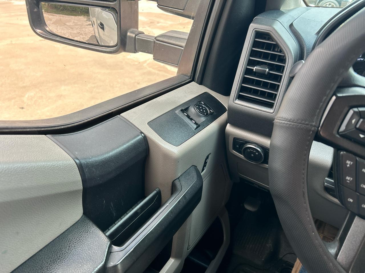 Ford Super Duty F-250 SRW XLT 2WD Reg Cab 8' Box 2017