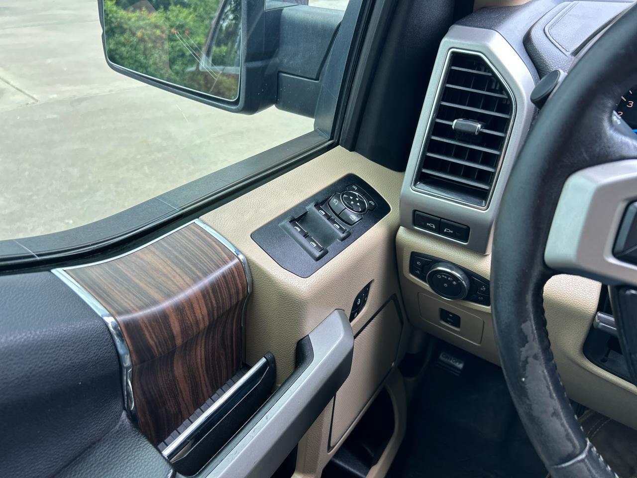 Ford F-150 4WD SuperCrew 139" Lariat 2017