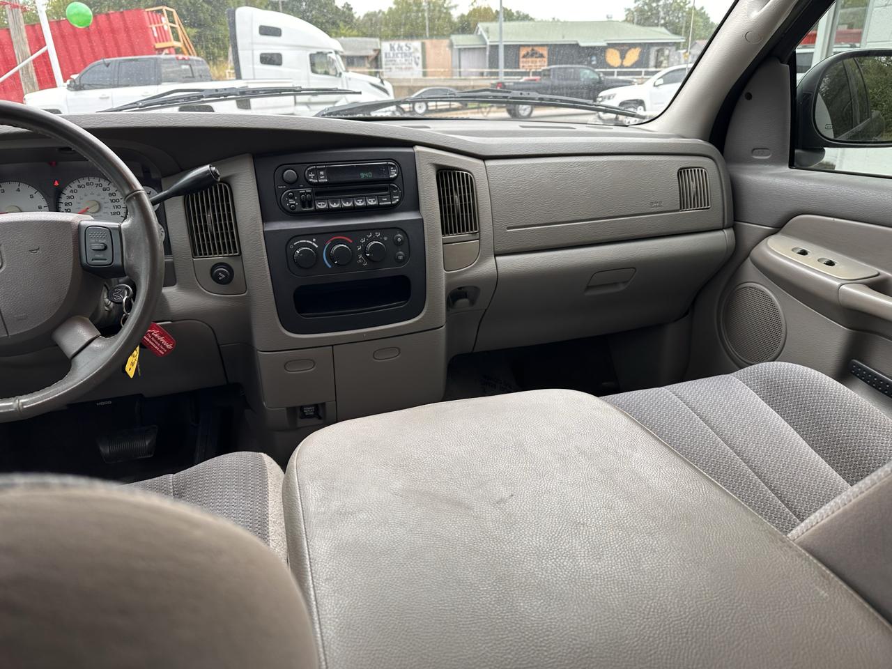 Dodge Ram 1500 4dr Quad Cab 140.5" WB SLT 2004