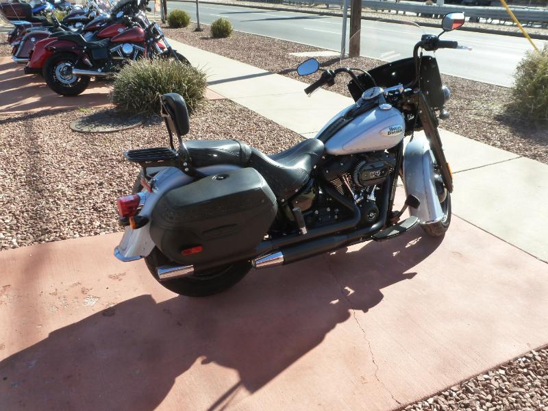 Harley-Davidson FLHCS  2024