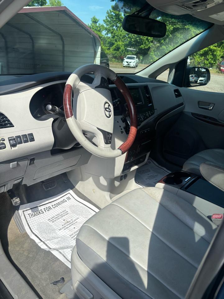 Toyota Sienna XLE AWD 7-Pass V6 2011
