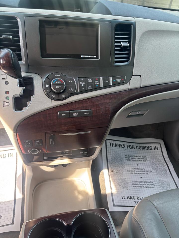Toyota Sienna XLE AWD 7-Pass V6 2011